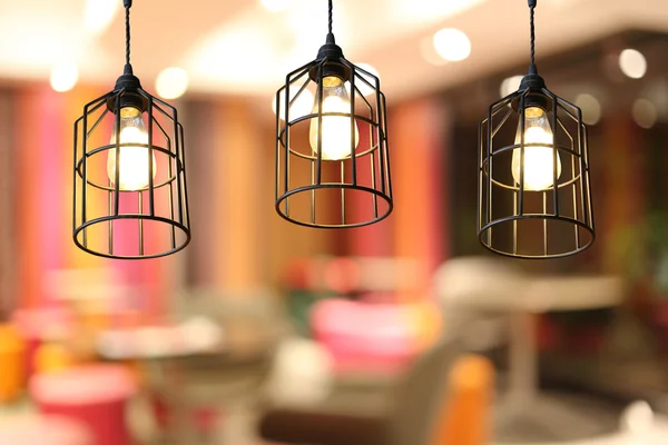 Iluminação quente lâmpadas de teto modernas no café . — Fotografia de Stock