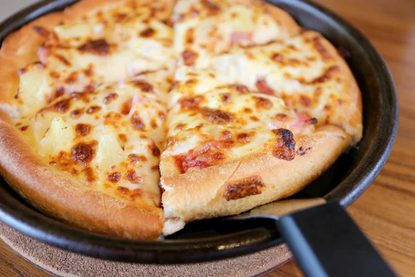 Tradicional de pizza de queso caliente en la sartén . — Foto de Stock