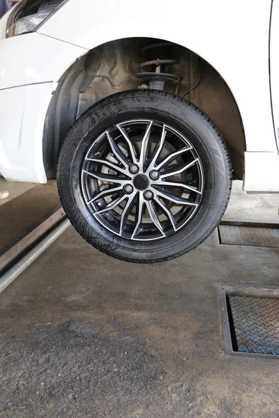 Roue d'une voiture en réparation des dommages . — Photo