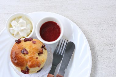 Ceviz ve çikolata çipi muffins ile çilek reçeli.