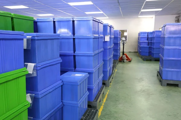 Produits boîte en plastique bleu dans la salle d'usine industrielle . — Photo