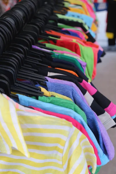 Tröjor mode i hängande på ett klädstreck. — Stockfoto