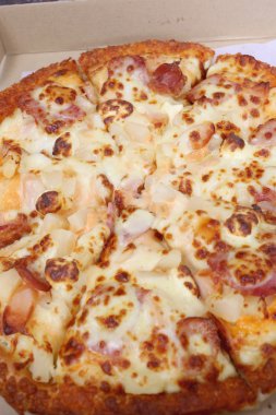 geleneksel sıcak peynir pizza on kağıt kutusu.