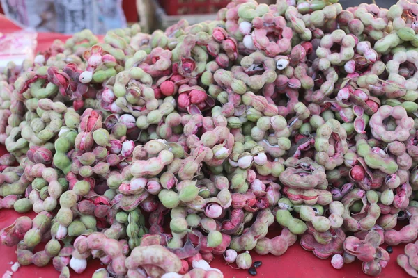 Högen av färska Manila tamarind frukt bakgrund. — Stockfoto