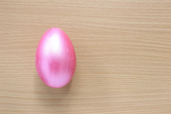 Pink of easter eggs on wood background. — Stock Photo, Image