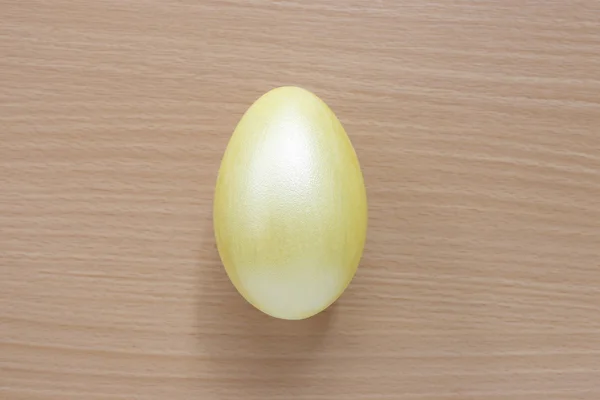 Amarillo de huevos de Pascua sobre fondo de madera . — Foto de Stock