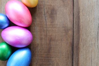 Paskalya yumurtaları ahşap arka plan, tasarım için mutlu boyalı el yapımı üzerine
