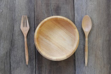 kaşık, çatal ve ahşap kase.