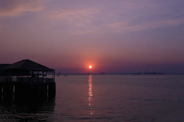 Skymning över havet solnedgång i Thailand. — Stockfoto