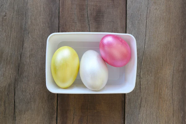 Ovo de Páscoa uma variedade de cores em tigela de plástico . — Fotografia de Stock