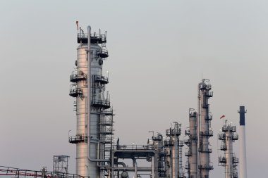 Akşamları petrol rafinerisi.