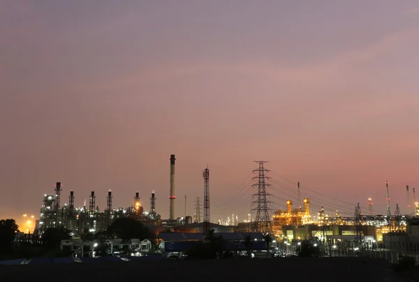 Refinería de petróleo por la noche, fotografía al estilo crepuscular . —  Fotos de Stock