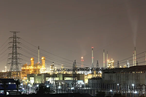 Refinería de petróleo por la noche, fotografía al estilo crepuscular . —  Fotos de Stock
