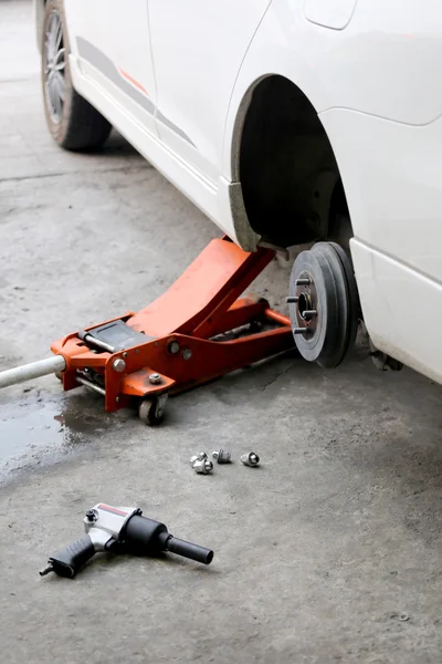 Mechaniker repariert Radfahrzeuge. — Stockfoto