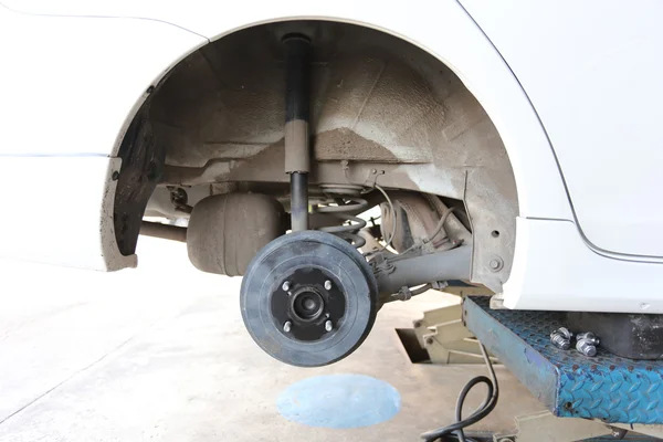 Cubo de rueda de un coche en reparación de los daños . — Foto de Stock