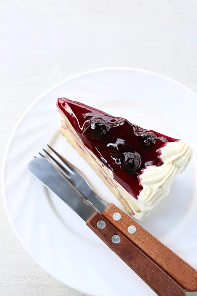 Blaubeerkuchen mit süßem Dessert in weißer Schale. — Stockfoto