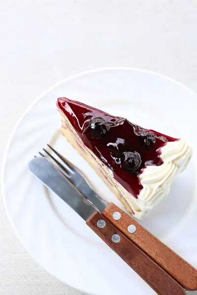 Gâteau aux myrtilles de dessert sucré en plat blanc . — Photo