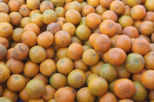Stapel van vers oranje fruit. — Stockfoto