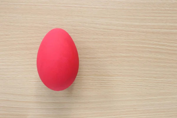 Rojo de huevos de Pascua sobre fondo de madera . — Foto de Stock