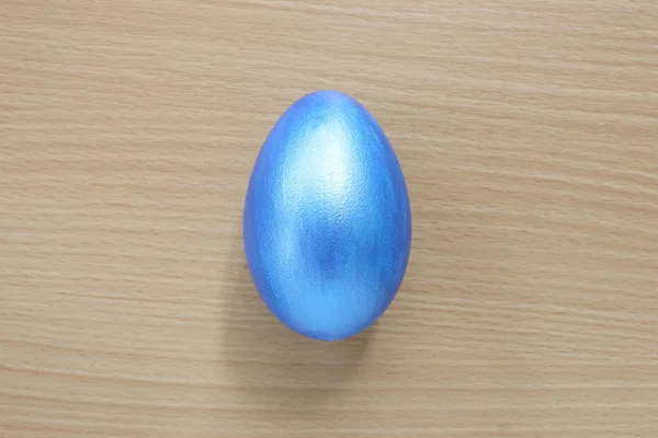 Azul de ovos de Páscoa sobre fundo de madeira . — Fotografia de Stock