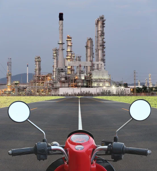 Motocicleta en el camino a la refinería de petróleo . — Foto de Stock