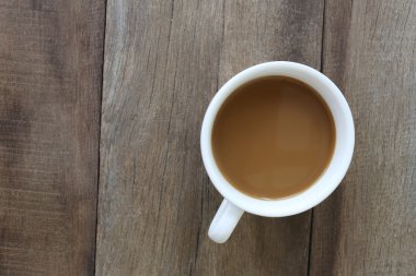 Eski ahşap zemin yerleştirilmiş beyaz kahve fincanı.