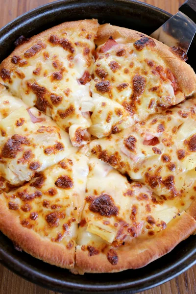 Tradițional de brânză fierbinte pizza pe tigaie . — Fotografie, imagine de stoc