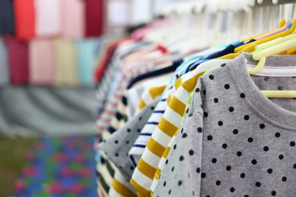 Módní košile v visí na prádelní šňůře. — Stock fotografie