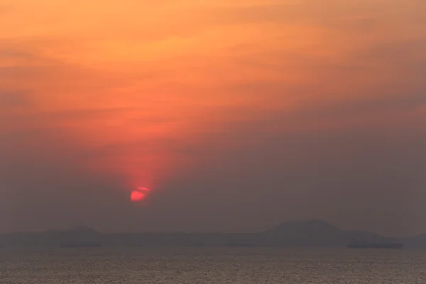 Puesta de sol en la noche cerca de la playa Tailandia . — Foto de Stock