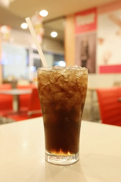 Kalte Cola im Glas. — Stockfoto