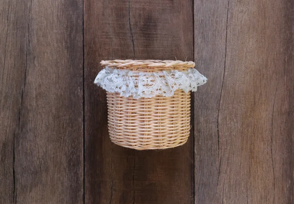 Basket weave van handwerk op oude houten. — Stockfoto