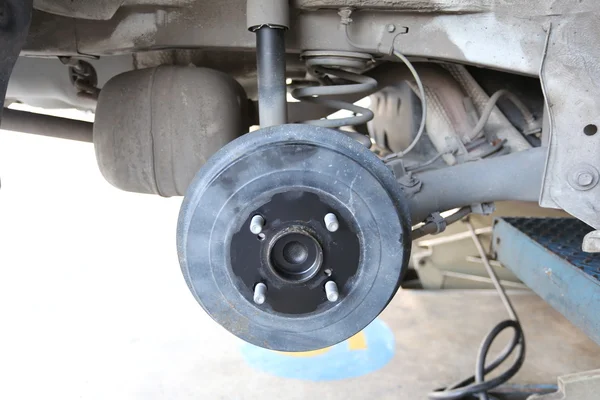 Cubo de rueda de un coche en reparación de los daños . —  Fotos de Stock