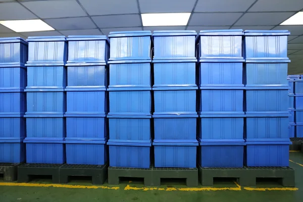 Produits boîte en plastique bleu dans la salle d'usine industrielle . — Photo