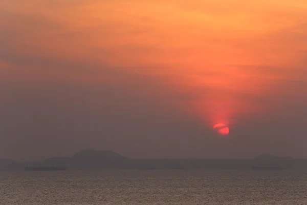 Puesta de sol en la noche cerca de la playa Tailandia . —  Fotos de Stock