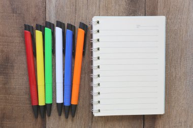 Defter ve kalem eski ahşap tasarım arka planı için.