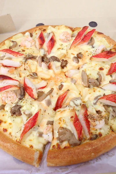 Traditionele van hete kaas pizza op papier doos. — Stockfoto