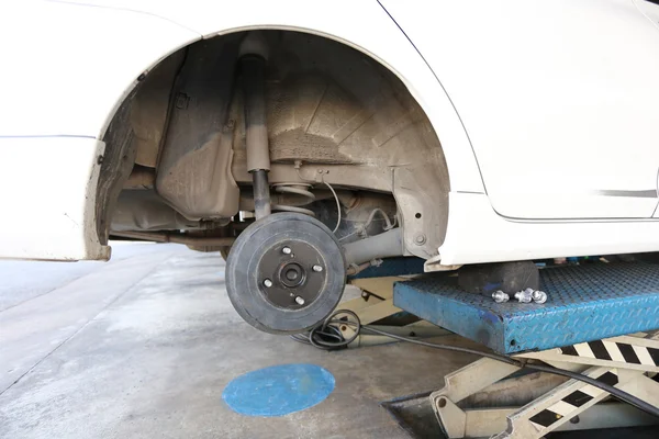 Cubo de rueda de un coche en reparación de los daños . — Foto de Stock