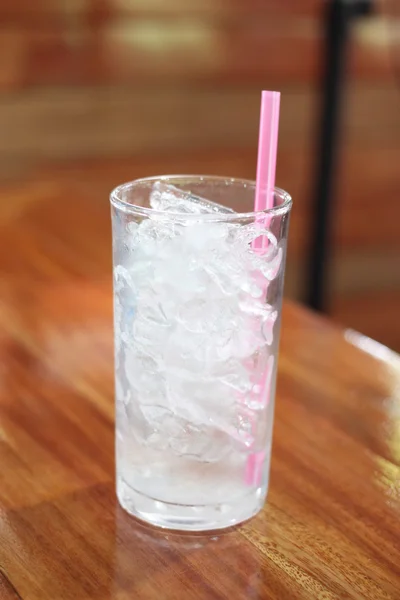 グラスの中の氷は上に配置、ダイニング テーブル. — ストック写真