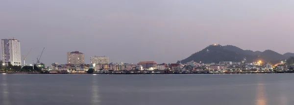 Panorama der sriracha stadt in der dämmerung abend. — Stockfoto