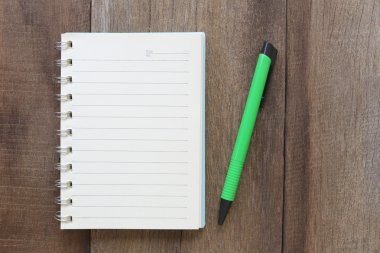 Defter ve kalem eski ahşap tasarım arka planı için.