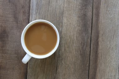 Eski ahşap zemin yerleştirilmiş beyaz kahve fincanı.