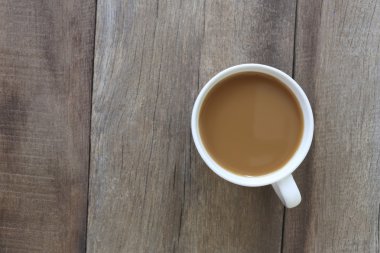 Eski ahşap zemin yerleştirilmiş beyaz kahve fincanı.