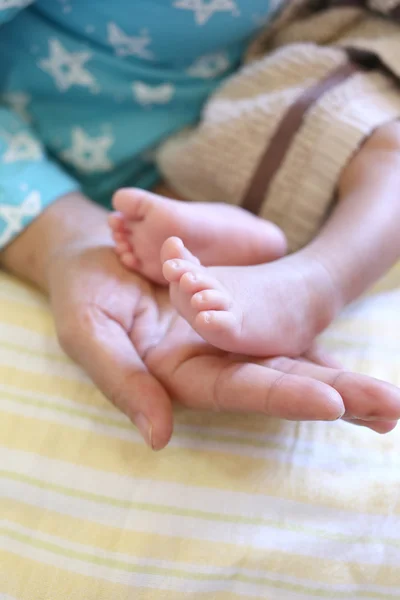 Baby feet in mom hand. — Stock Photo, Image