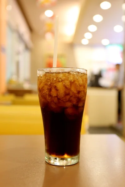 Cola fria em vidro . — Fotografia de Stock