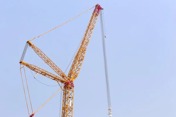 Stor kran på blå himmel bakgrund. — Stockfoto