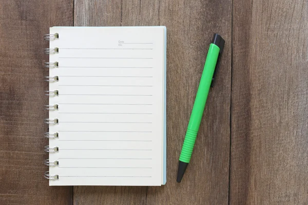 Notebook e penna su legno vecchio per lo sfondo di design . — Foto Stock