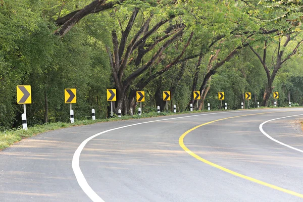 De curve van de weg met straatnaamborden reflex licht. — Stockfoto
