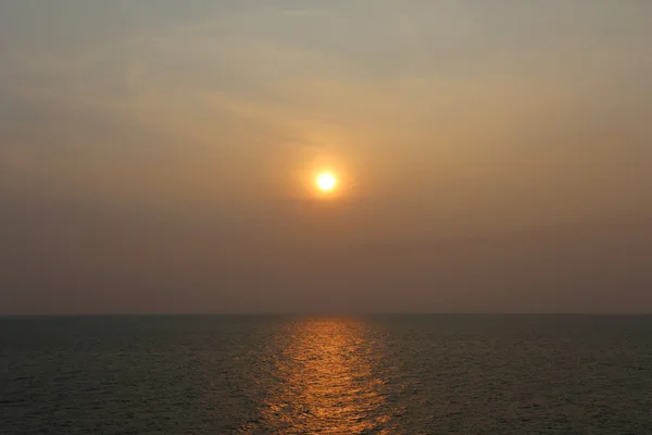 Közel a tenger, Thaiföld esti naplemente horizon. — Stock Fotó