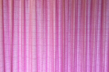 Doku pembe perdeler ve kumaş oyma var.