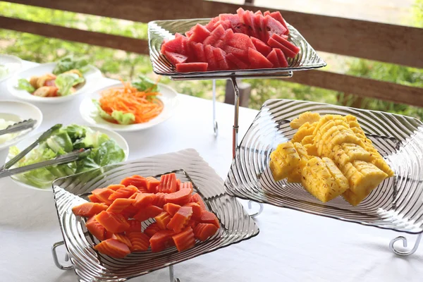 Gesneden watermeloen, ananas en rijpe papaya voor mix fruit in een di — Stockfoto